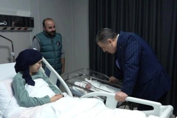 Sağlık Bakanı Koca yeni yılı 5 ayrı hastanede karşıladı