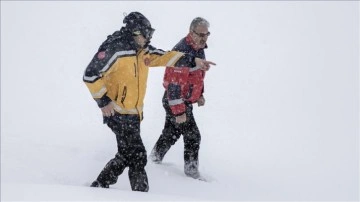 Sağlık ekipleri karlı dağları aşarak avlu kurtarıyor