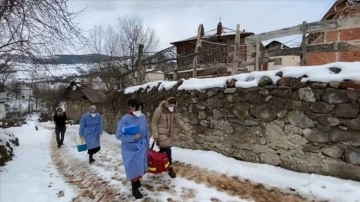 'Sağlık ordusu' karlı yöntemleri aşarak Kovid-19 aşısı yapıyor