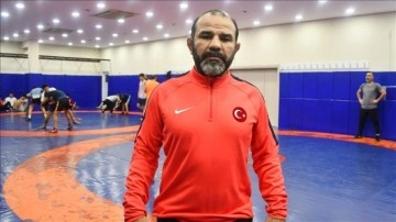 Şampiyon güreş antrenörü, şampiyon talibi sporcular yetiştiriyor