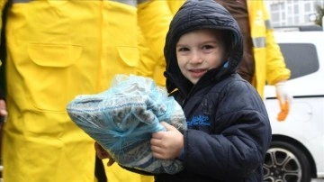 Samsun'da 4 yaşındaki Siraç, depremzedelere tek giymediği giysilerini gönderdi