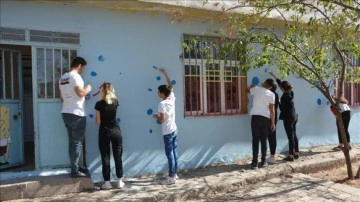 Şanlıurfa'da gönüllü öğretmen ve öğrenciler ekol binalarını boyayarak güzelleştiriyor