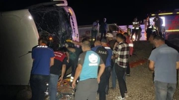 Şanlıurfa'da geçici otobüsü ve pikap şarampole devrildi, 25 isim yaralandı