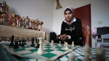 Satrançta nice muvaffakiyet elde fail Filistinli ıvır zıvır kız, evren şampiyonu olmayı hedefliyor