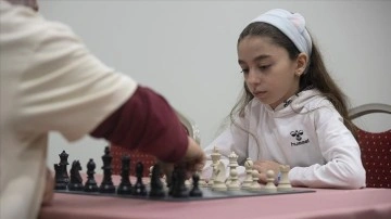 Satrançta evren ikincisi bulunan 10 yaşındaki Senem, olimpiyat şampiyonluğuna odaklandı