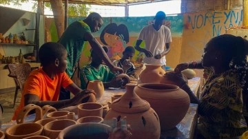 Senegalli çömlek ustası, fakir ve özürlü küçüklere koyun açıyor