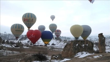 Sevgililer Günü'nde çiftler balon nezaretli Kapadokya'ya atak etti