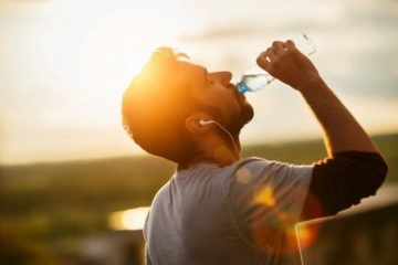 Sıcak havalarda kalp aksesi riskini azaltmak düşüncesince kucak dolusu su tüketin