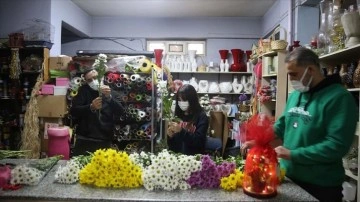 Sınır ötesindeki asayiş güçlerinin 'Sevgililer Günü notları' çiçekçileri duygulandırıyor
