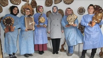 Sinoplu kadınlar, marangoz aletleriyle ahşaptan zaman üretiyor