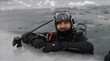 Sivas Valisi Ayhan, Tödürge Gölü'nü takdim etmek şartıyla buz altı plonjon yaptı