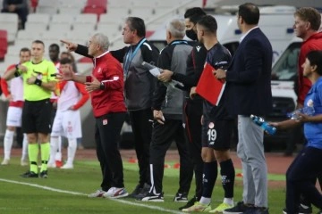 Sivasspor Yardımcı Antrenörü Bülent Albayrak, maçta kırmızı kart gördü