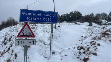 Sivas'ta Geminbeli Geçidi'nde kar yağışı çarpıcı oldu
