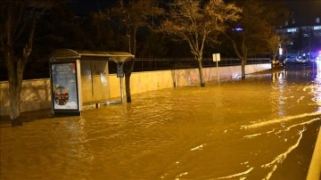 Sivas'ta içme suyu hattında patlama oldu, ana yol ve sokakları su bastı