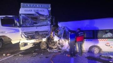 Sivas'ta kamyon ile minibüsün çarpışması kararı 7 insan öldü, 10 insan yaralandı