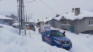 Sivas'ta kar dolayısıyla yolu kapanan köydeki hasta, ekiplerin çalışmasıyla hastaneye ulaştırıldı
