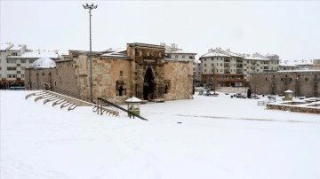 Sivas'ta kar ve tipi zımnında 446 köy yolu ulaşıma kapandı