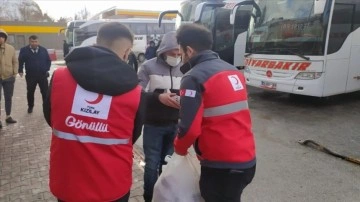 Sivas'ta tipinin geçmesini muntazır yolculara Türk Kızılayından azık ve yemek