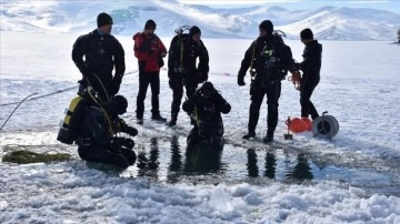 Su altı komandoları yüzeyi buz markajcı Çıldır Gölü'nde plonjon yaptı