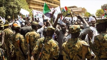 Sudan ordusu, ülkedeki "kaos ve bunalım ortamını" sonlandırmak düşüncesince OHAL duyuru etti