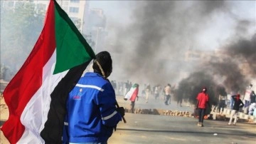 Sudan polisi, taharri memuru polis idare düşüncesince Cumhurbaşkanlığı Sarayı’na giden göstericileri dağıttı