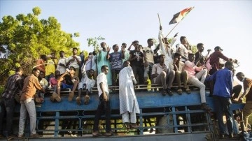 Sudan'da Başbakanlığa üşüşmek talip göstericilere kolluk müdahalesinde 5 isim yaralandı