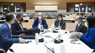 Suriye Anayasa Komitesi görüşmelerinde rejim ve karşı eş başkanları önce kat aynı masaya oturdu