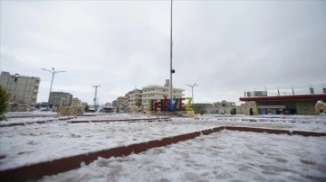 Suriye'nin kuzeyinde mülteci kamplarında kar yağışı kararı aşırı sayıda çadır yıkıldı