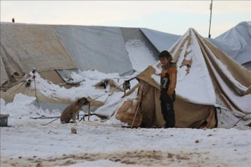 Suriye’nin kuzeyindeki kar yağışı kamplardaki sivilleri güç halde bıraktı