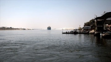 Süveyş Kanalı'nda müşterek ağırlık gemisi karaya oturdu