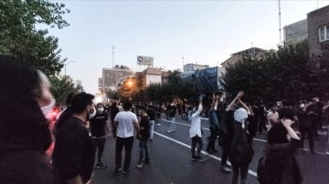 Tahran sokaklarında protestolar geceleyin geç saatlere derece sürdü