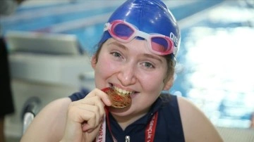 Tedavi neredeyse başladığı yüzmede 20 madalya kazandı