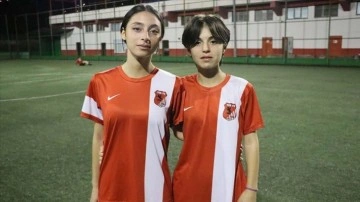 Tek testis ikizi kız kardeşlerin gayesi futbolda ulusal forma