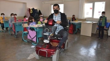 Tekerlekli sandalyeli öğretmen azmiyle sağlam oluyor