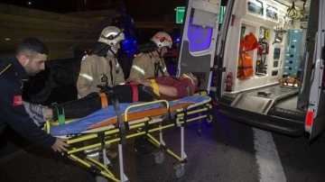 TEM Otoyolu'nda ilerleyiş şeklinde şakalaşan motosikletlilerden birisi kaza yaptı, 2 ad yaralandı