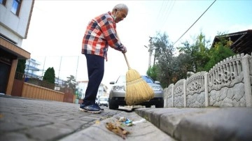 Temizlik elçisi 'Cevat amca' 25 senedir sokaklarda gübür bırakmıyor