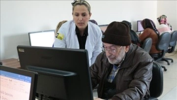 Torunlarından etkilenerek 70 yaşlarında bilgisayar kursuna başladı