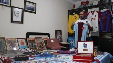 Trabzonspor taraftarı genç, takımına ilgilendiren yüzlerce nostaljik eşya biriktirdi