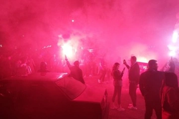 Trabzonspor’un Tekirdağ’daki taraftarı çıldırdı; Horon oynadılar, tozu dumana kattılar