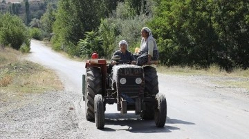 Traktör kullanan 74 yaşındaki kadın bağ bostan işlerini zat yapıyor