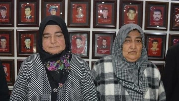 Tunceli'deki yıldırı saldırısında şehit bulunan askerlerin annelerini "deprem" buluşturdu