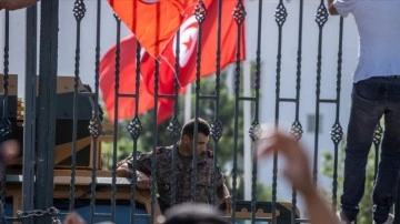 Tunus devriminin 11. yılına Cumhurbaşkanı Said’in Meclisi yama sonucu mühür vurdu
