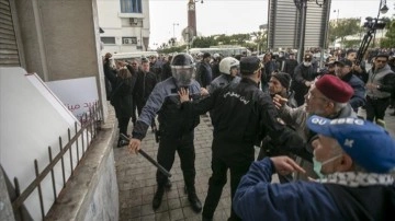 Tunus asayiş güçleri 'anayasaya karşı darbeye sonuç verilmesi' eylemine engelleme etti