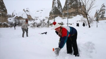 Turistler kar altındaki Kapadokya'da tatilin tadını çıkarıyor