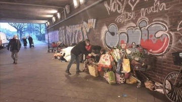 Türk gönüllüler, Berlin sokaklarında yaşayanlara gelişigüzel cumartesi kemirmek dağıtıyor