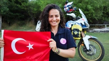 Türk kadın öğretim üyesi ve gezgin Asil Özbay motosikletiyle bir tane başına Afrika'yı turluyor