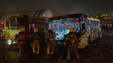 Tuzla'da otopark yeri halindeki 3 İETT otobüsü yandı
