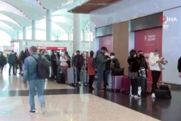 Uçuşları iptal olan yolcuların İstanbul Havalimanı’nda bekleyişi sürüyor