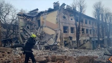 Ukrayna Dışişleri Bakanı Kuleba: Kuşatılmış Mariupol'de 12 günde 1582 çıplak öldü
