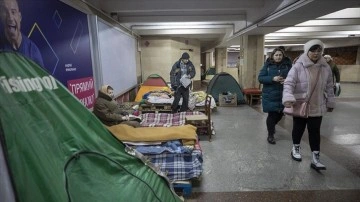 Ukrayna'da birtakım insanoğlu savaş dolayısıyla ortak senedir yer altı treni istasyonlarında yaşıyor